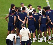 미팅 갖는 PSG 선수들[포토]