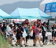 편의점으로 향하는 인파