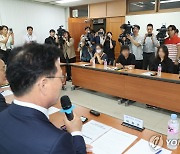 박광온 원내대표 발언 경청하는 유가족들