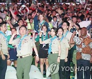 종이비행기 날리는 윤석열 대통령 내외