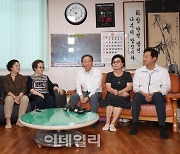 [포토]경로당 찾은 윤재옥 원내대표-오세훈 서울시장