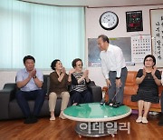 [포토]경로당 무더위쉼터 찾은 윤재옥 원내대표