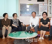 [포토]윤재옥 원내대표-오세훈 서울시장, 경로당 무더위쉼터 방문