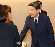 [포토]학부모들과 인사 나누는 이주호 사회부총리 겸 교육부 장관