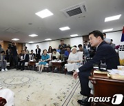 김영호 통일장관, 납북자·국군포로 단체 면담