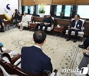 김영호 신임 통일장관, 납북자·국군포로 단체 면담