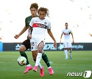 패스 시도하는 PSG 에단 음바페