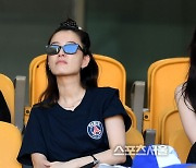 [포토] PSG-전북현대 경기 지켜보는 정유미-손나은