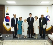 첫 일정은 납북가족 만남…김영호 통일 "종전선언 절대 안 한다"