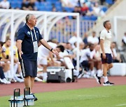 페트레스쿠 전북 감독 “PSG전, 팀에 경험 주는 좋은 경기…판정은 아쉬워”