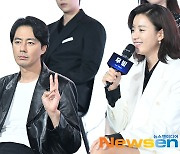 ‘극중 부부’ 조인성-한효주, 시크하게 옆에서 브이 [포토엔HD]