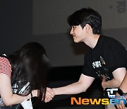 도경수, 관객과 감동적인 악수 [포토엔HD]