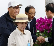 통일장관, 납북자 가족 만나 "종전선언 절대 추진하지 않을 것"