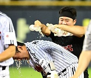 끝내기 안타 정주현, '끊임없는 물세례' [사진]