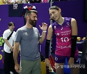 배구여제 김연경과 세자르 감독 인사.