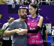 반가운 인사 나누는 김연경과 세자르감독.