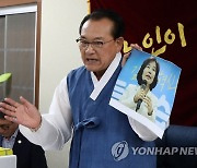 민주당혁신위원장 사진 때리는 노인회장