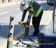 폭염에 쓰러지는 중앙분리대