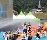 맑은 물속에서 더위 날리자…제17회 철원 화강 다슬기축제 개막