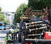 폭염에 쓰러지는 중앙분리대