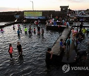 용천수 물놀이로 열대야 식혀요