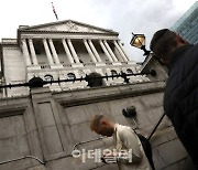 영국, 기준금리 5.25%까지 올렸다…15년만에 최고치