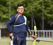 한국 양궁, 女 단체전 탈락 이어 男 김우진도 고배... 김제덕만 8강행