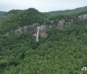 [포토]'시원한 폭포수 장관'…변산반도 폭포 4곳 일제히 물줄기 품어내