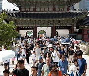 '한국방문의 해' 폭염에도 줄 잇는 외국인 관광객