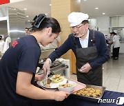 수산물 특식 배식하는 조승환 해양수산부 장관