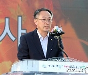 황지야시장 개장식 축사하는 김정윤 태백시 부시장