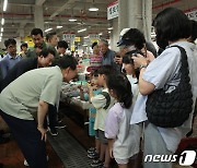 거제 고현종합시장 찾은 윤 대통령