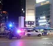 강남 한복판에 배치된 경찰특공대와 전술장갑차