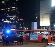 강남역에 배치된 경찰특공대와 전술장갑차