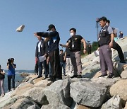 아내를 바다로 밀고 돌던져 살해한 남편... 구속상태로 재판에