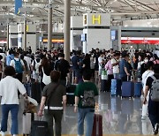 인천공항 '폭탄설치·흉기난동 예고글'에…경찰, 인력 총동원 수색