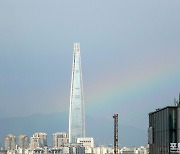 [포토친구] 마천루 뒤에 나타난 무지개