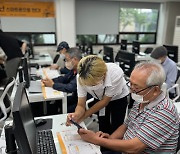 KB국민은행, 2200명 고령 고객에 디지털 금융교육 진행