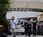 교사, 교무실서 피습뒤 행정실 피신… 개학 학교 ‘아수라장’