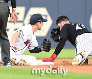 '나 때문에 실책은 아니지' … '떨어지는 헬멧에 상황을 알지 못했지만 사과부터' [곽경훈의 현장]