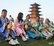 백제 귀족 의상 입고 대화 나누는 스카우트 대원들