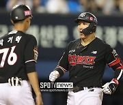 [포토S] 황재균, 2-2 균형 깨는 투런포!