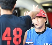 나성범 '이의리와 하이파이브'[포토]