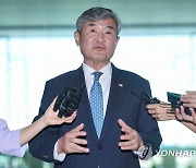 출국 전 인터뷰하는 조태용 국가안보실장