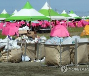 쓰레기와 재활용품 가득찬 잼버리 야영장