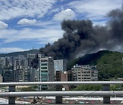 부산 해산물 판매점서 화재…검은 연기에 신고 잇따라