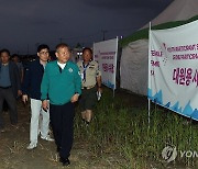 잼버리 냉방버스 230대로 늘려…이상민 이틀째 현장점검