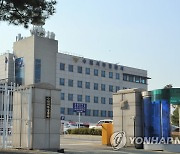 술 취해 흉기 들고 경찰 치안센터 문 부수고 침입한 50대 체포