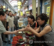 거제 고현시장 방문한 윤석열 대통령