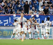 [b11 현장] 더비에서 되찾은 '공격성'… 수원 FC, 2연승 달리던 수원 삼성 2-0 제압하며 포효 → 라스·이승우 각각 한 골씩